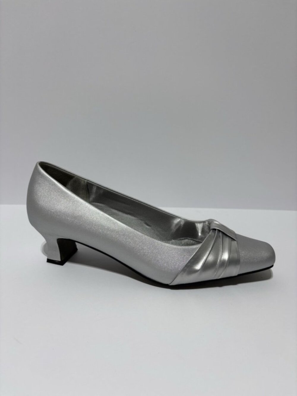 Easy Street Women’s Waive Silver Satin Pumps, Size 9.5 W